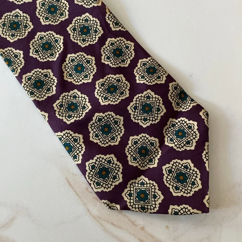Elegant Floral Patterned Tie
